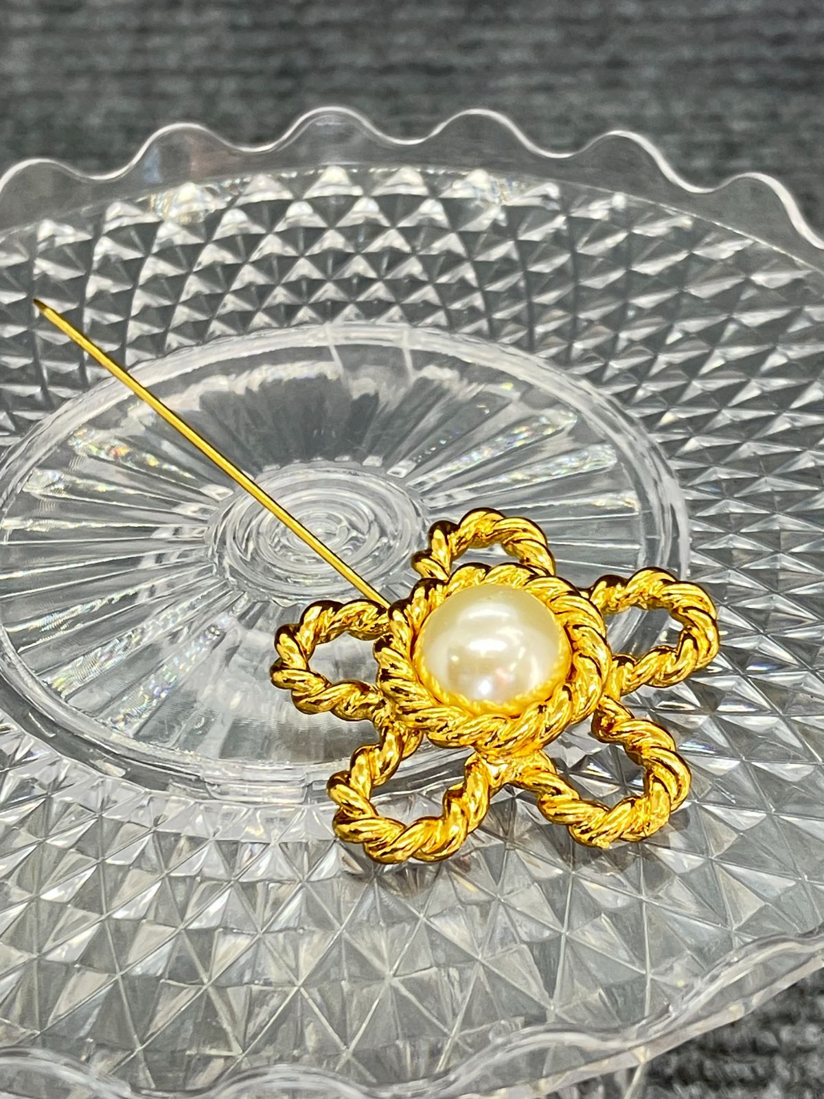 MOSCHINO モスキーノ ピンブローチ ゴールド 368 - メルカリ