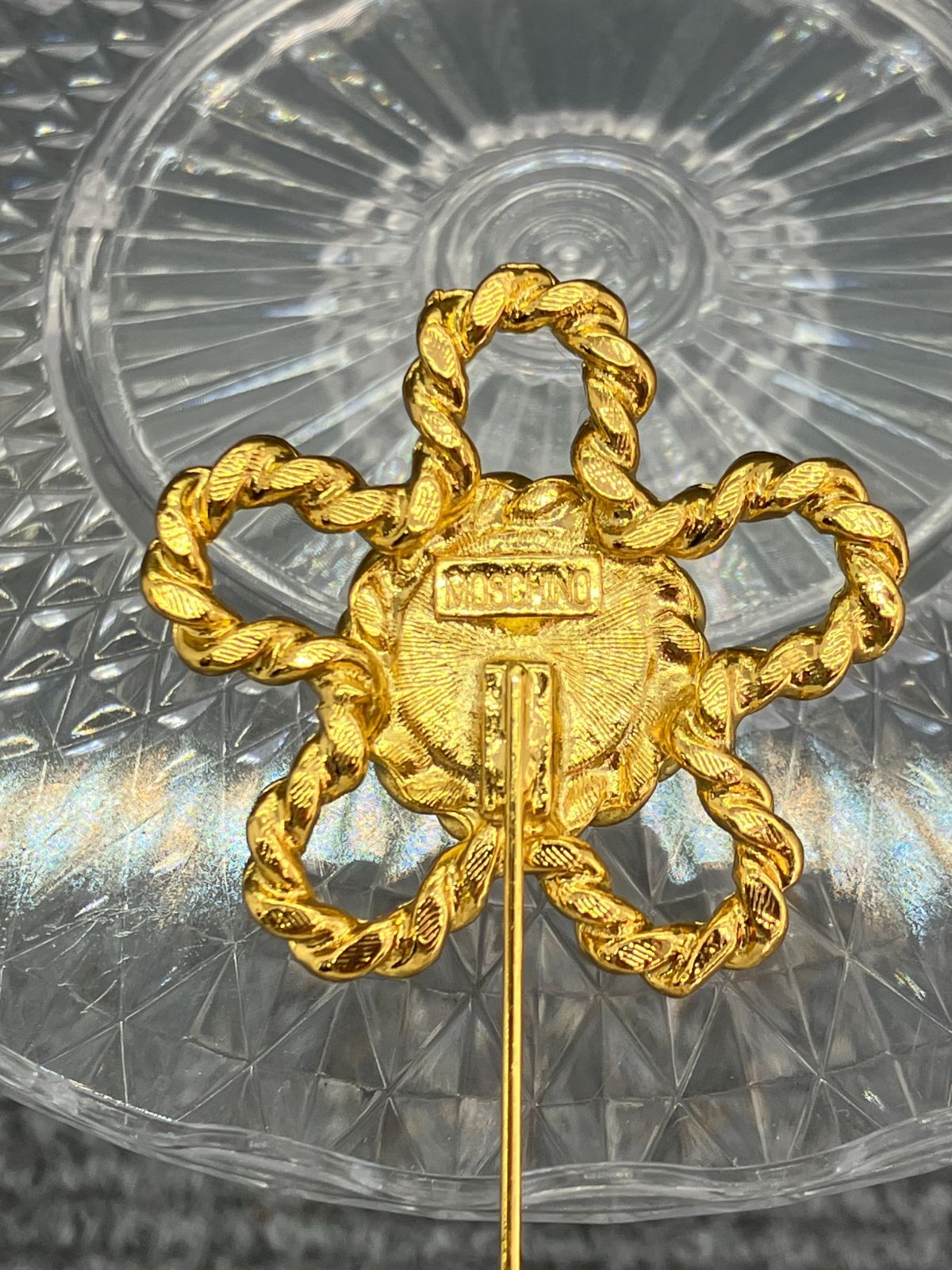 MOSCHINO モスキーノ ピンブローチ ゴールド 368 - メルカリ