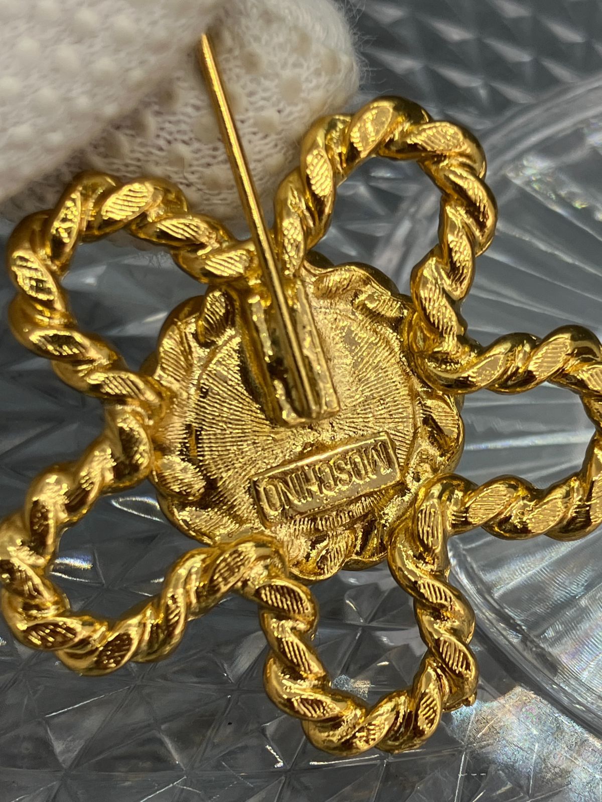 MOSCHINO モスキーノ ピンブローチ ゴールド 368 - メルカリ