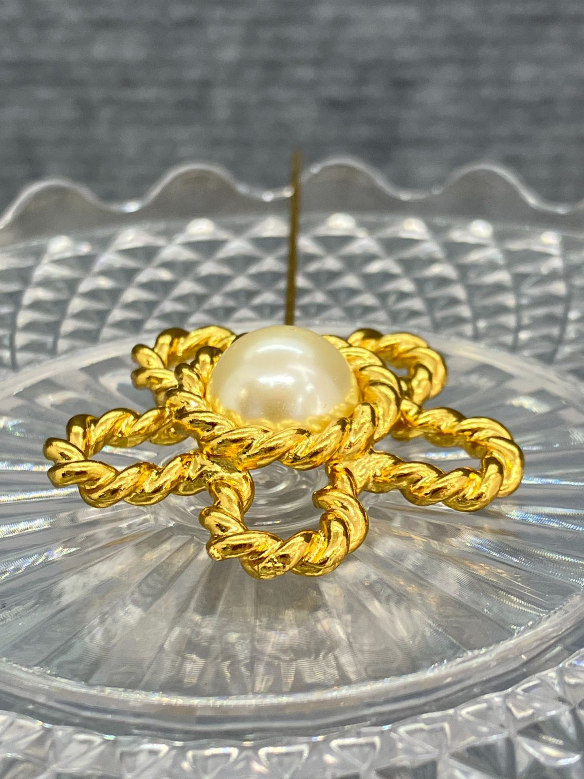 MOSCHINO モスキーノ ピンブローチ ゴールド 368 - メルカリ