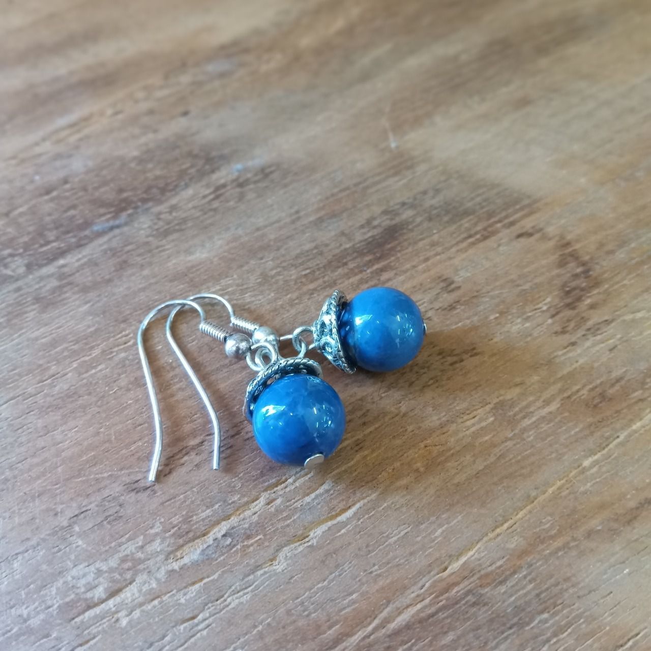 ソーダライト 天然石ピアス 紺色 ネイビー シンプルピアス 揺れる