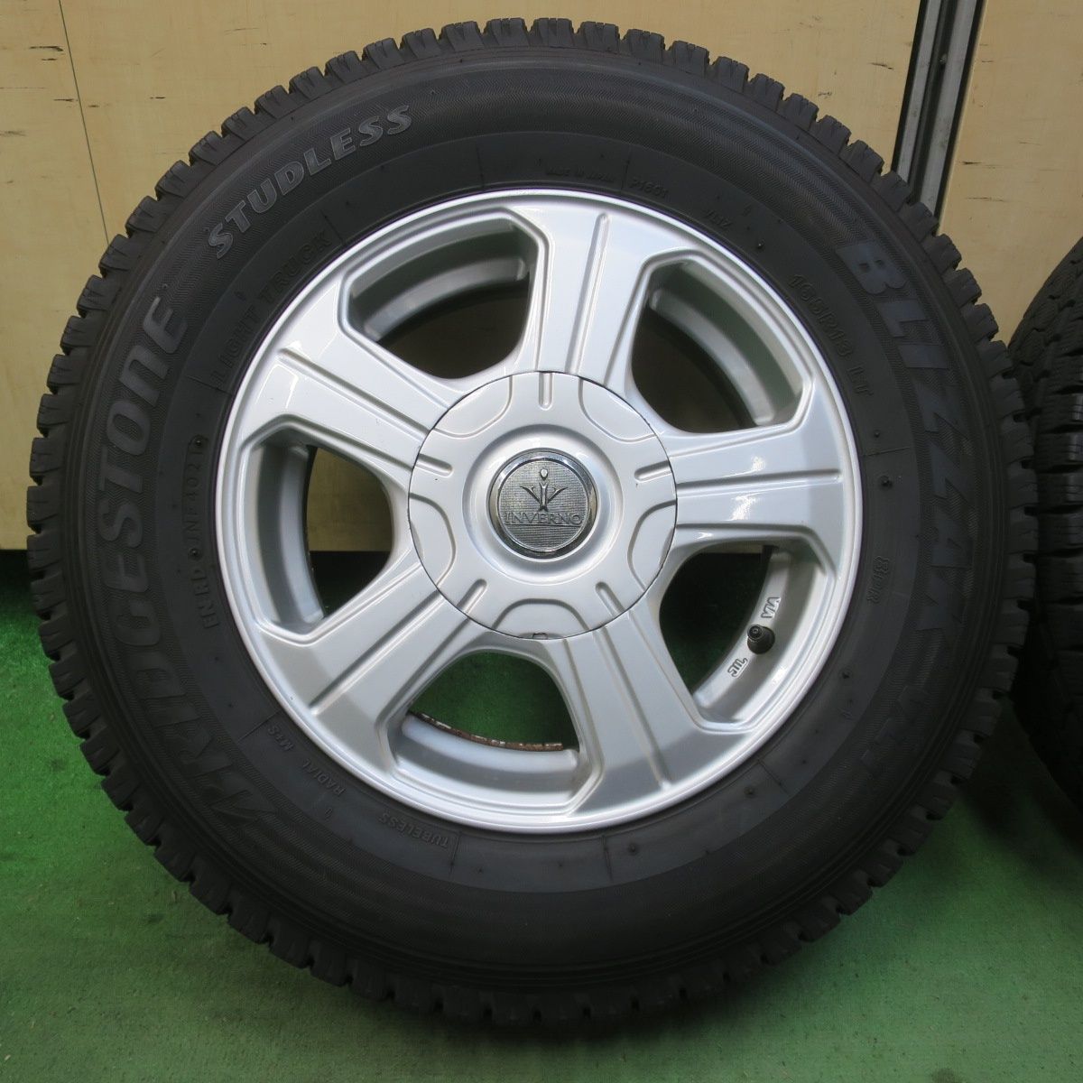 バリ溝　ブリヂストン　ホイール付きスタッドレス　本州のみ送料込み可能 バリ溝！9.5分☆スタッドレス 165R13 8PR ブリヂストン ブリザック VL1