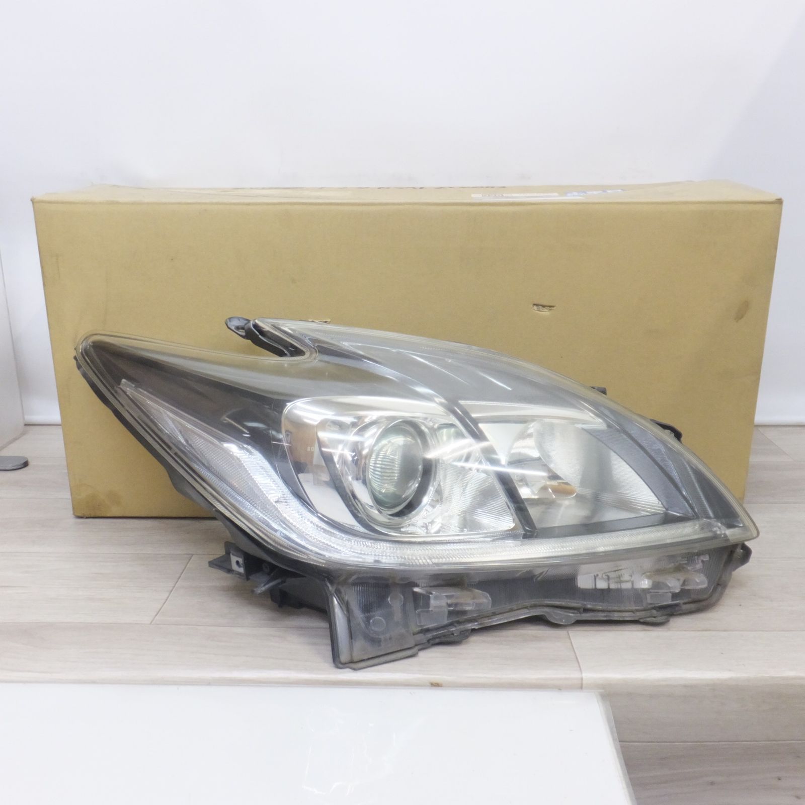 送料無料] ☆トヨタ TOYOTA 純正 プリウス 30系 ヘッドライト KOITO 47