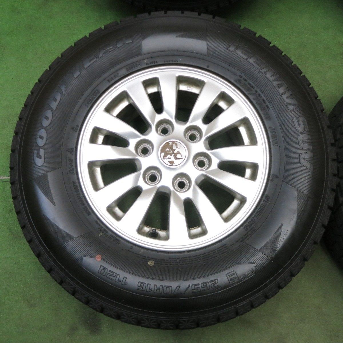 バリ溝！9.5分☆三菱 パジェロ 純正 265/70R16 スタッドレス 
