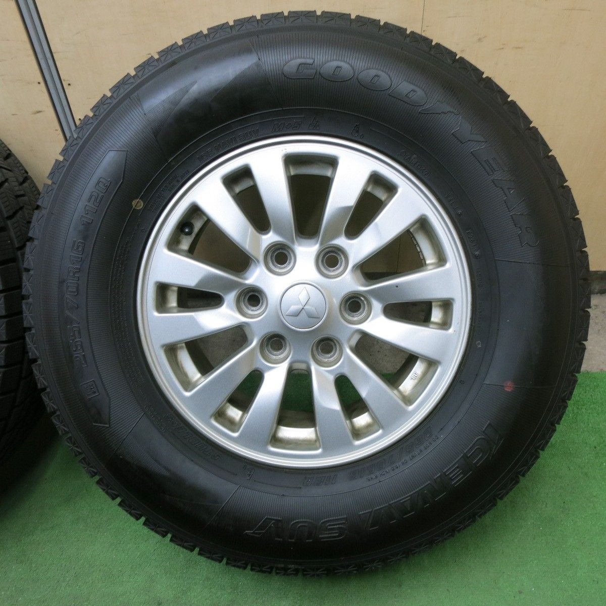 バリ溝！9.5分☆三菱 パジェロ 純正 265/70R16 スタッドレス