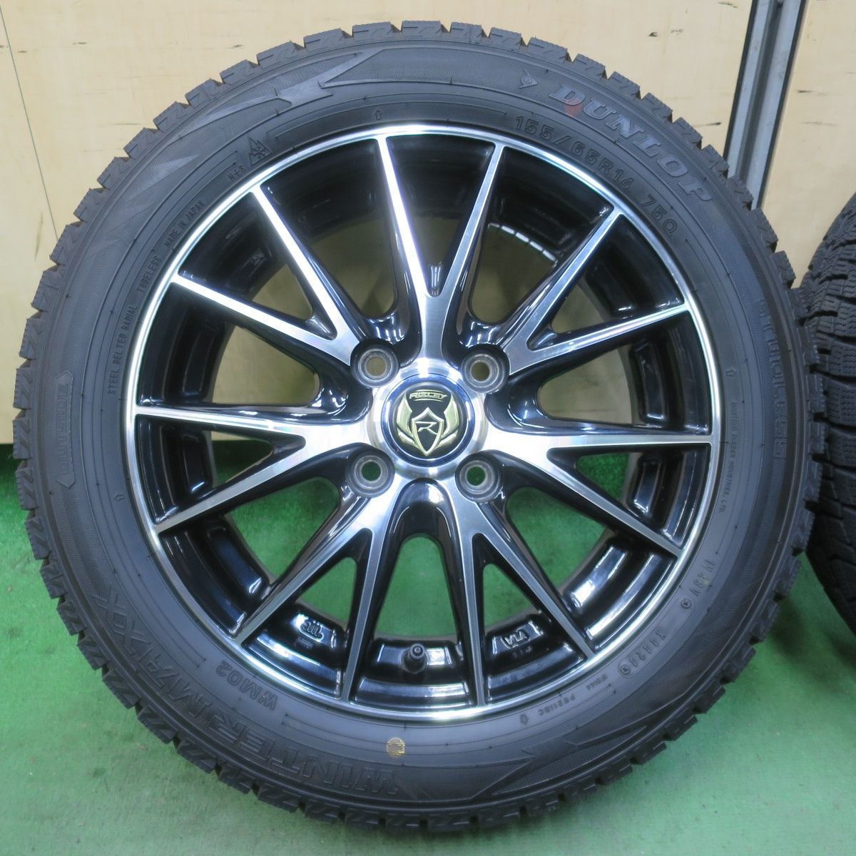 バリ溝！24年！キレイ！ほぼ10分☆スタッドレス 155/65R14 ダンロップ