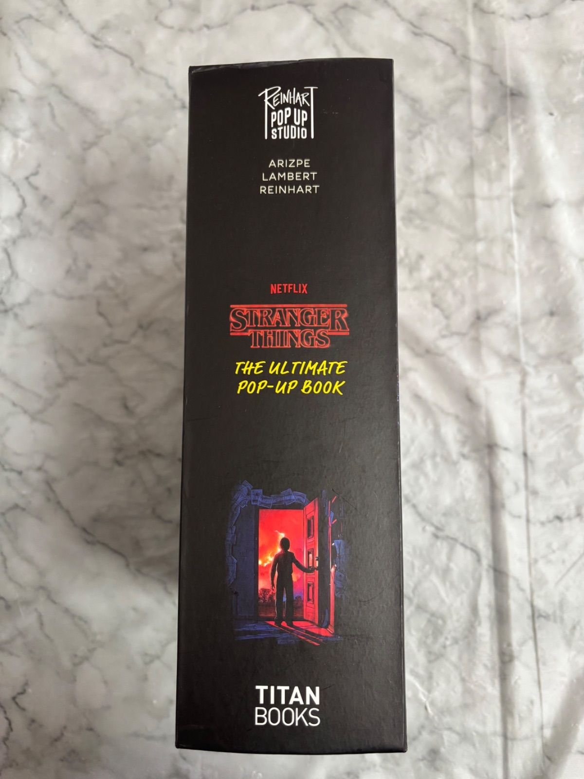 ストレンジャーシングス立体本 Amazon.com: Stranger Things: The