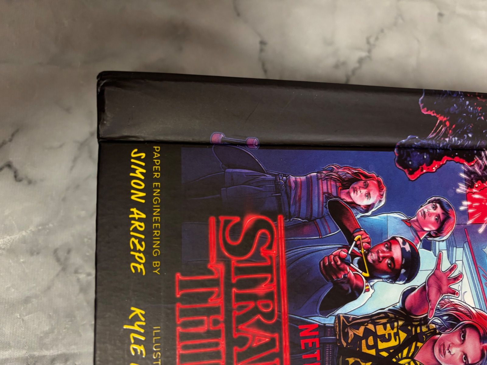 ストレンジャーシングス立体本 Amazon.com: Stranger Things: The
