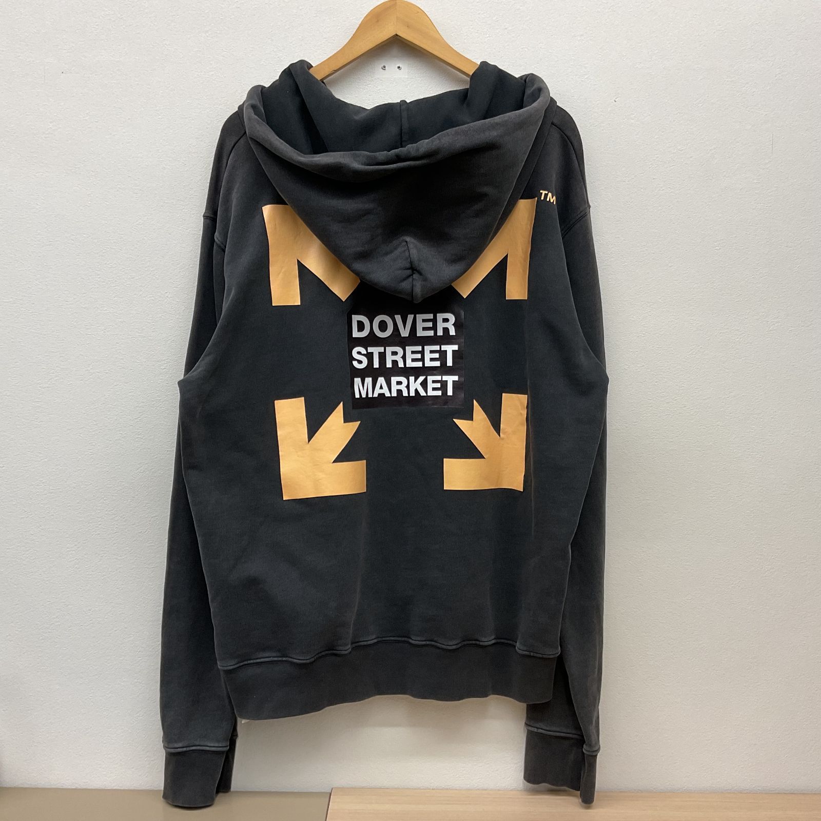Off White【オフホワイト】DOVER STREET MARKET ドーバーストリート 