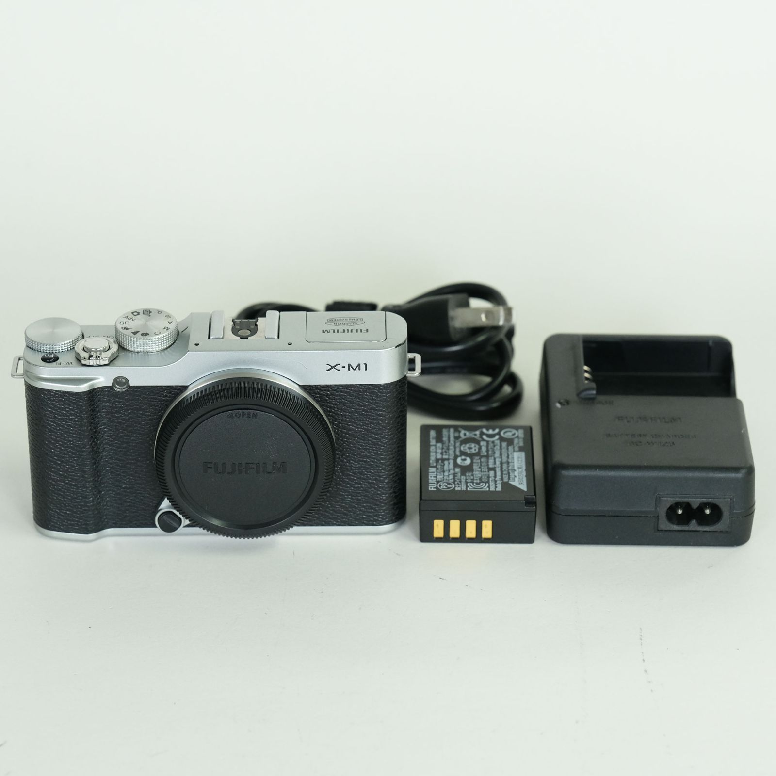 並品] FUJIFILM X-M1 ボディ シルバー | 富士フイルムXマウント - メルカリ