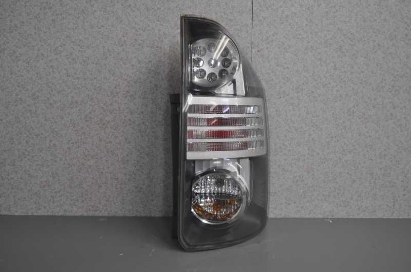右 テールランプ テールライト LED全点灯OK (ZRR75 ZRR70) ヴォクシー