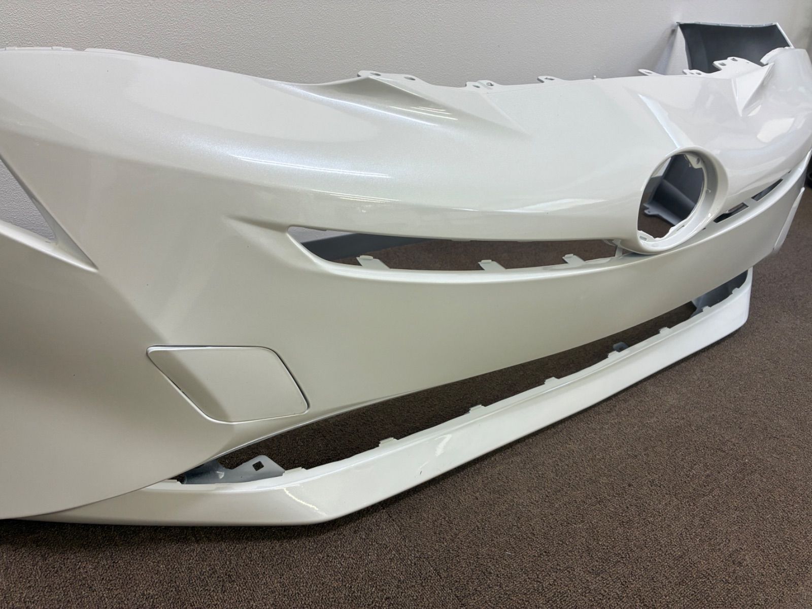 TOYOTA 50系プリウス/50プリウス前期 フロントバンパー/ホワイト（070