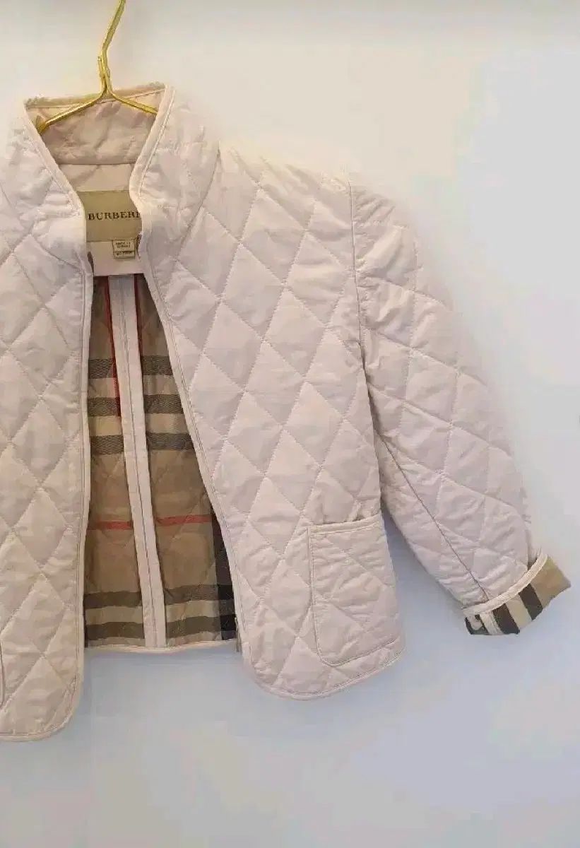 キッズ バーバリー キルティングアウター 130サイズ (8歳 色があまり出
