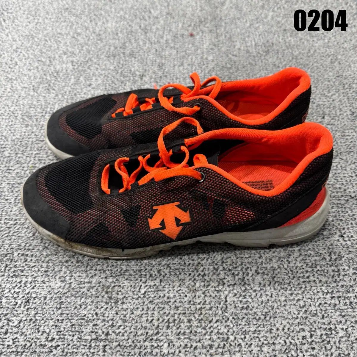デサント ブラック/オレンジ スニーカー - メルカリ