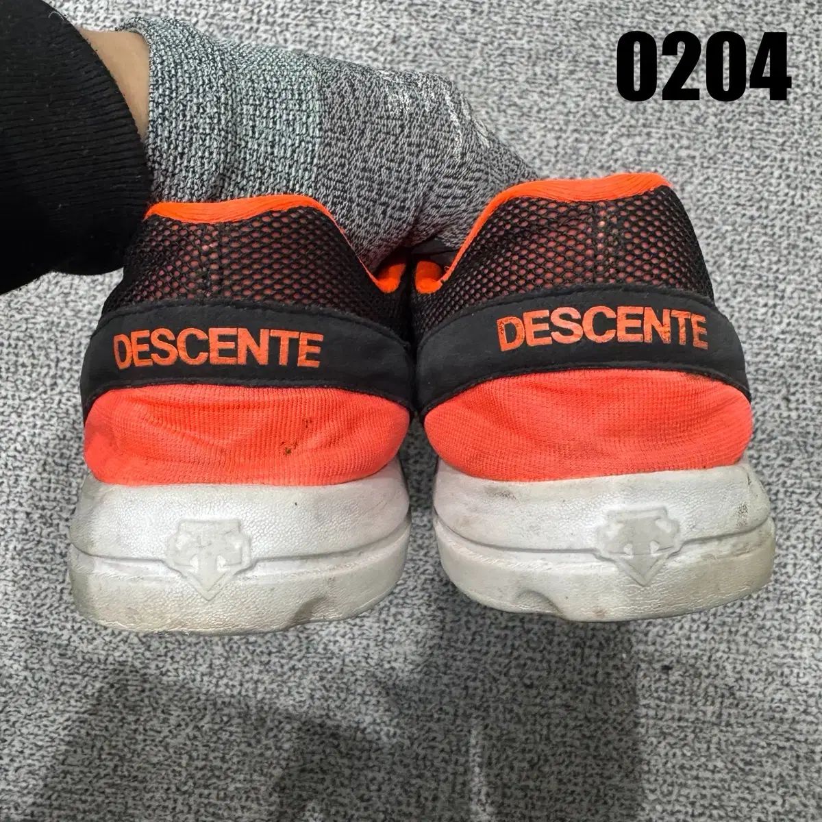 デサント ブラック/オレンジ スニーカー - メルカリ