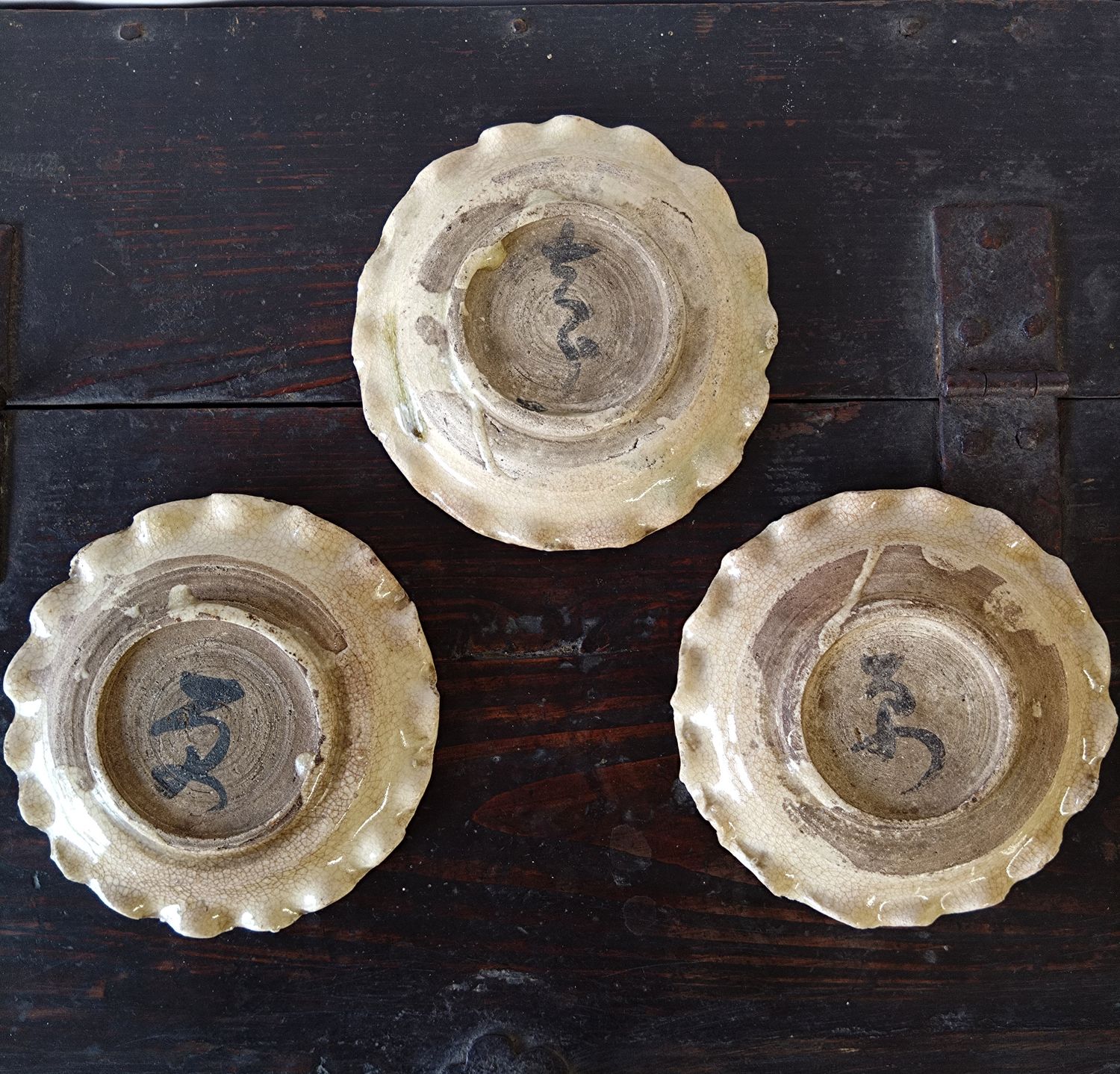 江戸中期 御深井焼（おふけやき）灰釉 輪花 ひだ皿 3枚組 12.1cm 0203