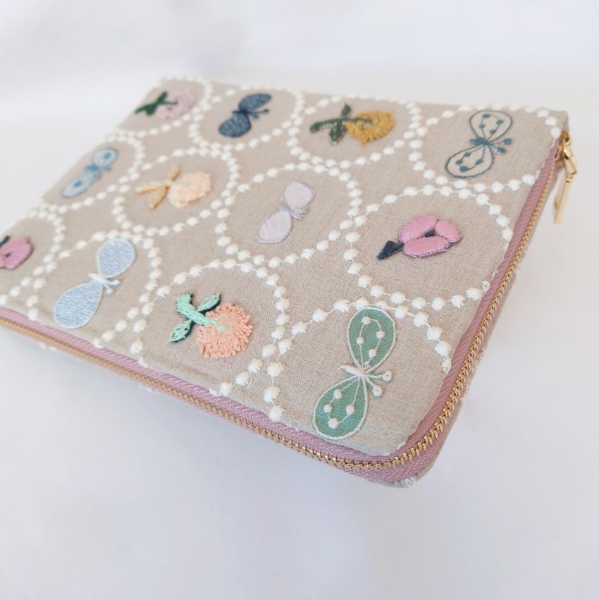 B6】刺繍13 ベージュ×ホワイト タンバリン マルチケース ミナ