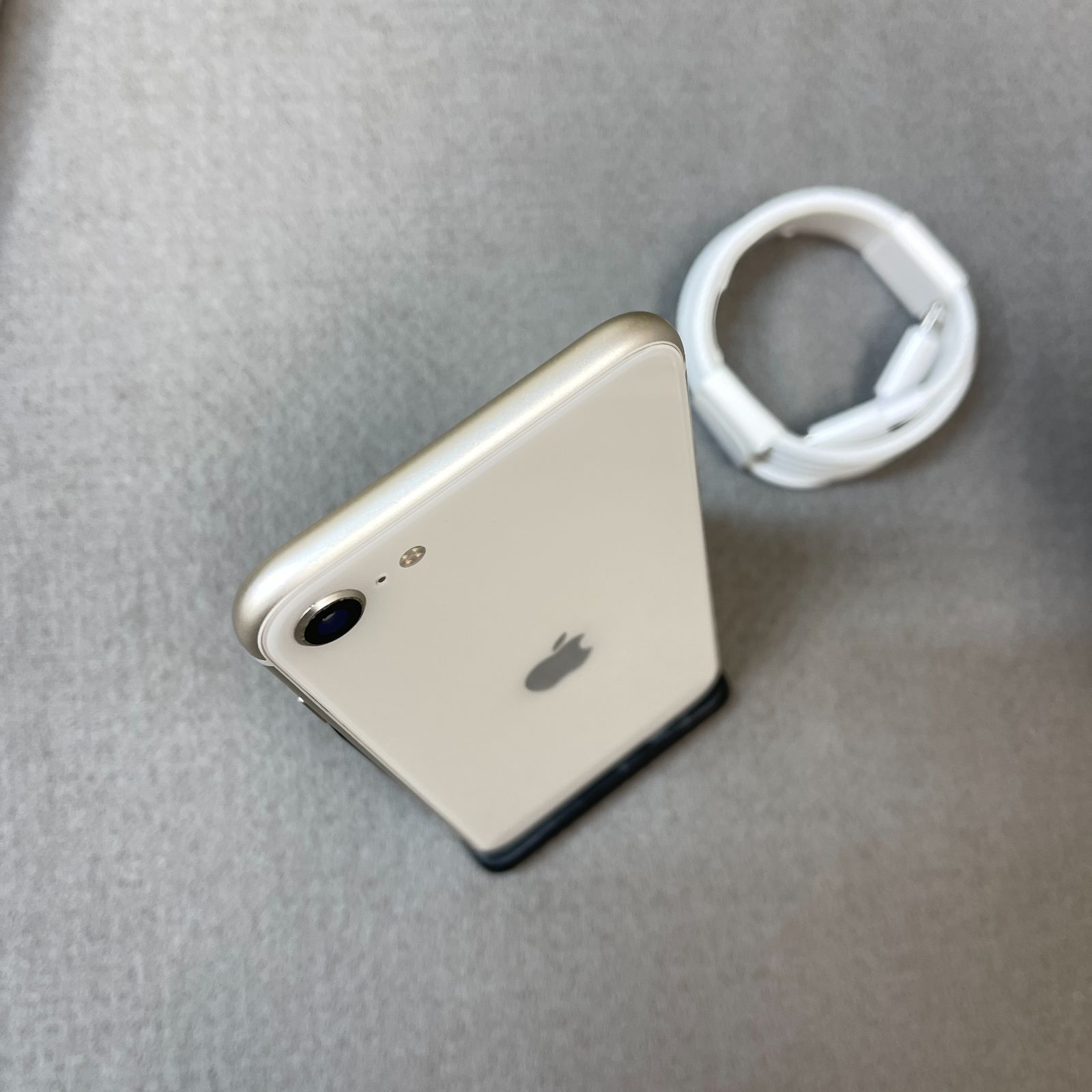 バッテリー100% iPhone SE第3世代 128GB スターライト 国内版SIM