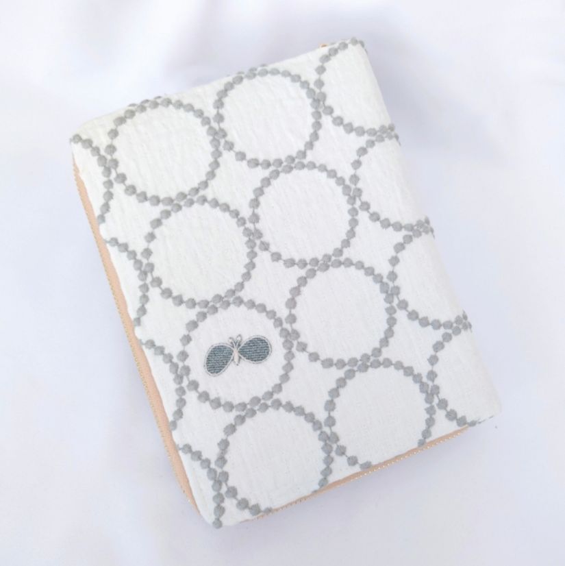 B6】刺繍13 ホワイト×グレー タンバリン choucho skip マルチケース