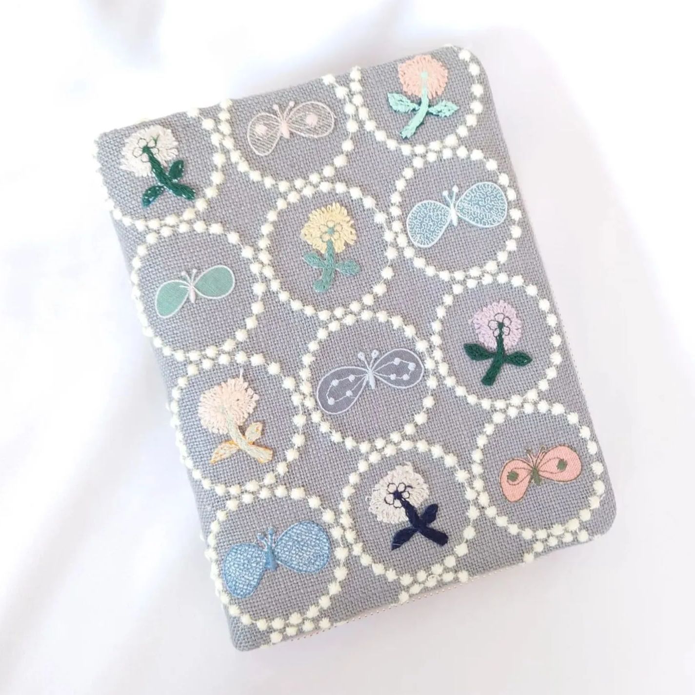 B6】刺繍15 グレー×ライトイエロー タンバリン choucho skip マルチ