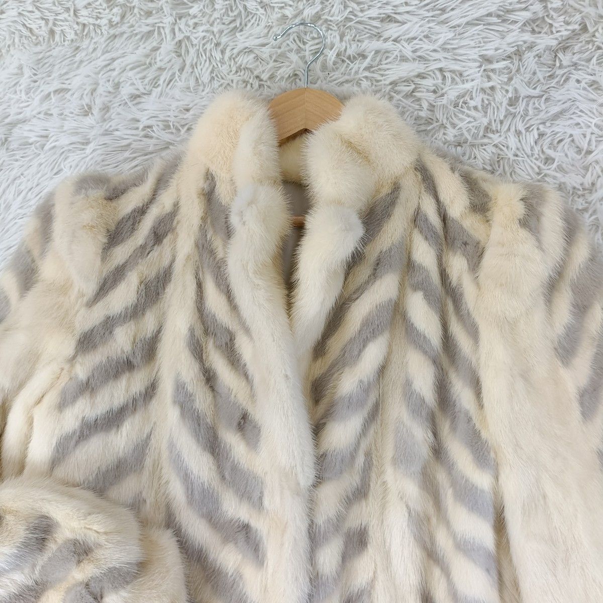 ミンク ファーコート ヘリンボーン柄 ベージュ ノーカラー 本毛皮　レディース ホワイトミンク デザイン ファーコート ミンクコート リアルファー