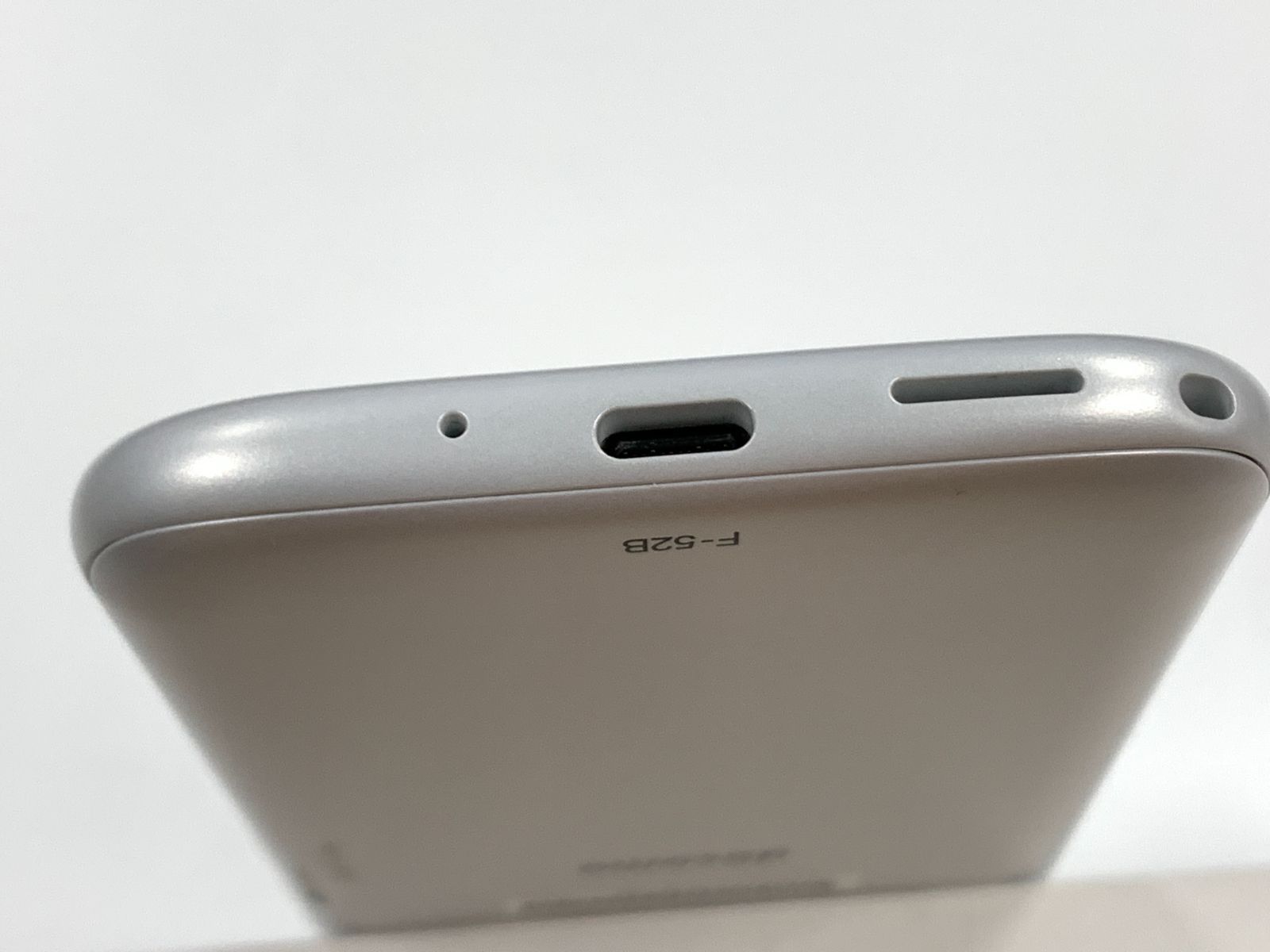 docomo らくらくスマートフォン F-52B ホワイト - メルカリ