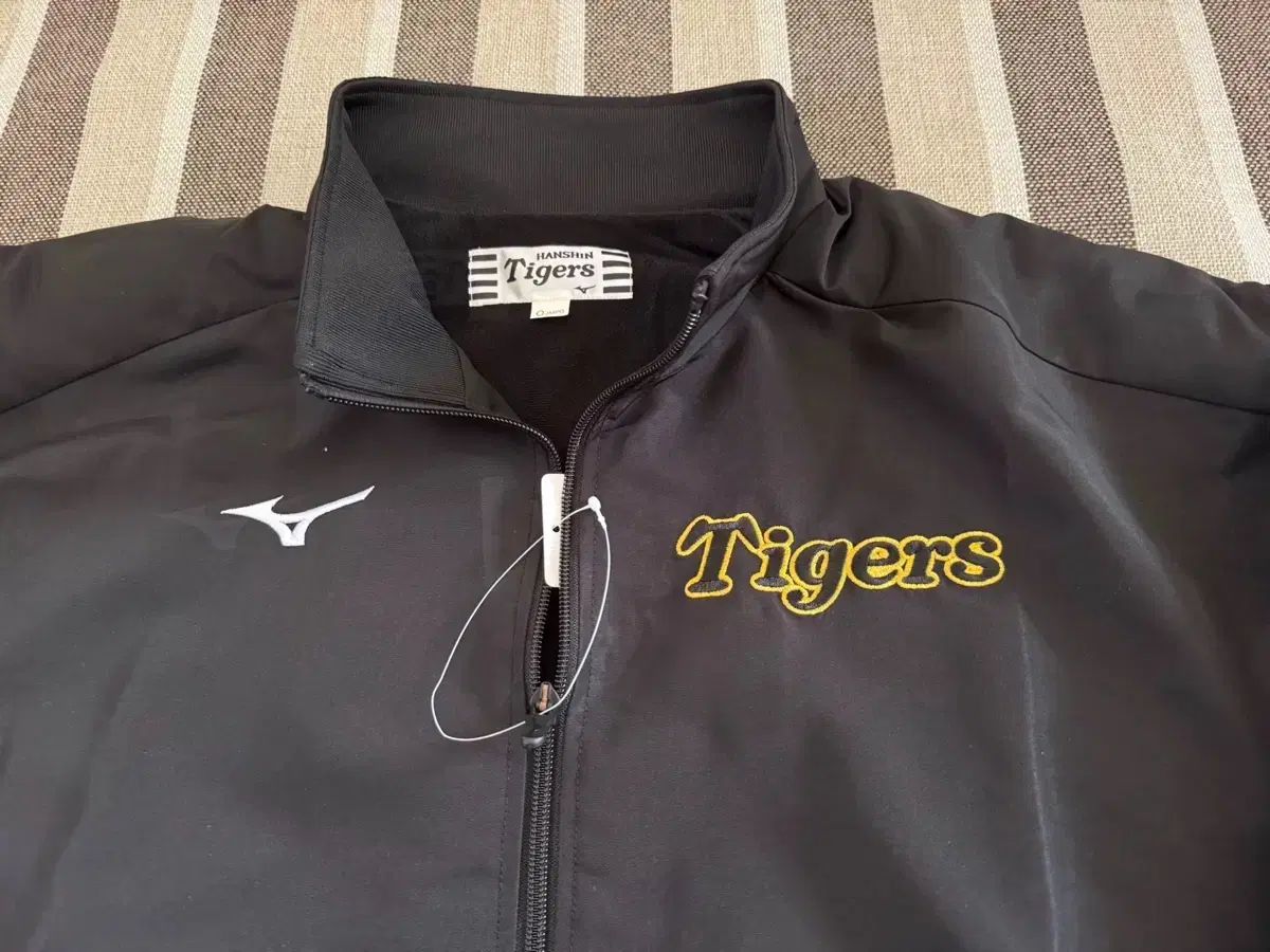 阪神タイガース選手団支給品ジャケット - メルカリ