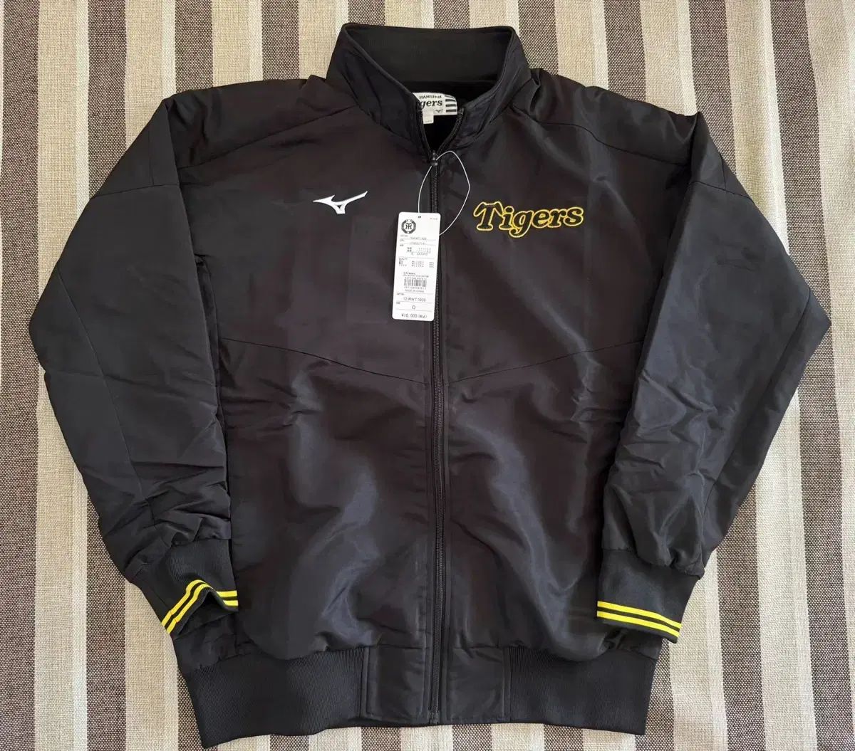 阪神タイガース選手団支給品ジャケット - メルカリ