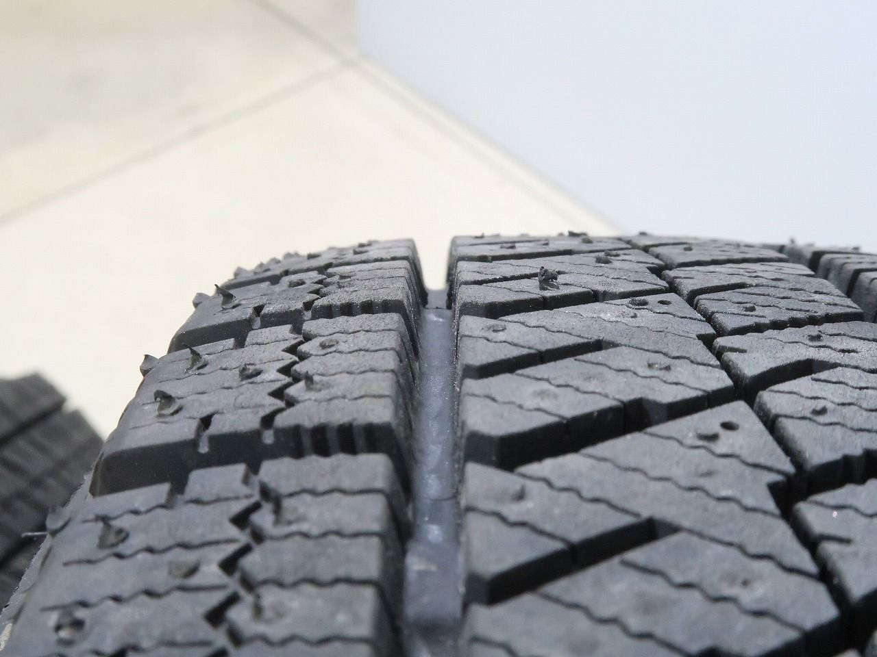 バリ溝】軽自動車に 4本 社外 14インチ スタッドレス ブリヂストン