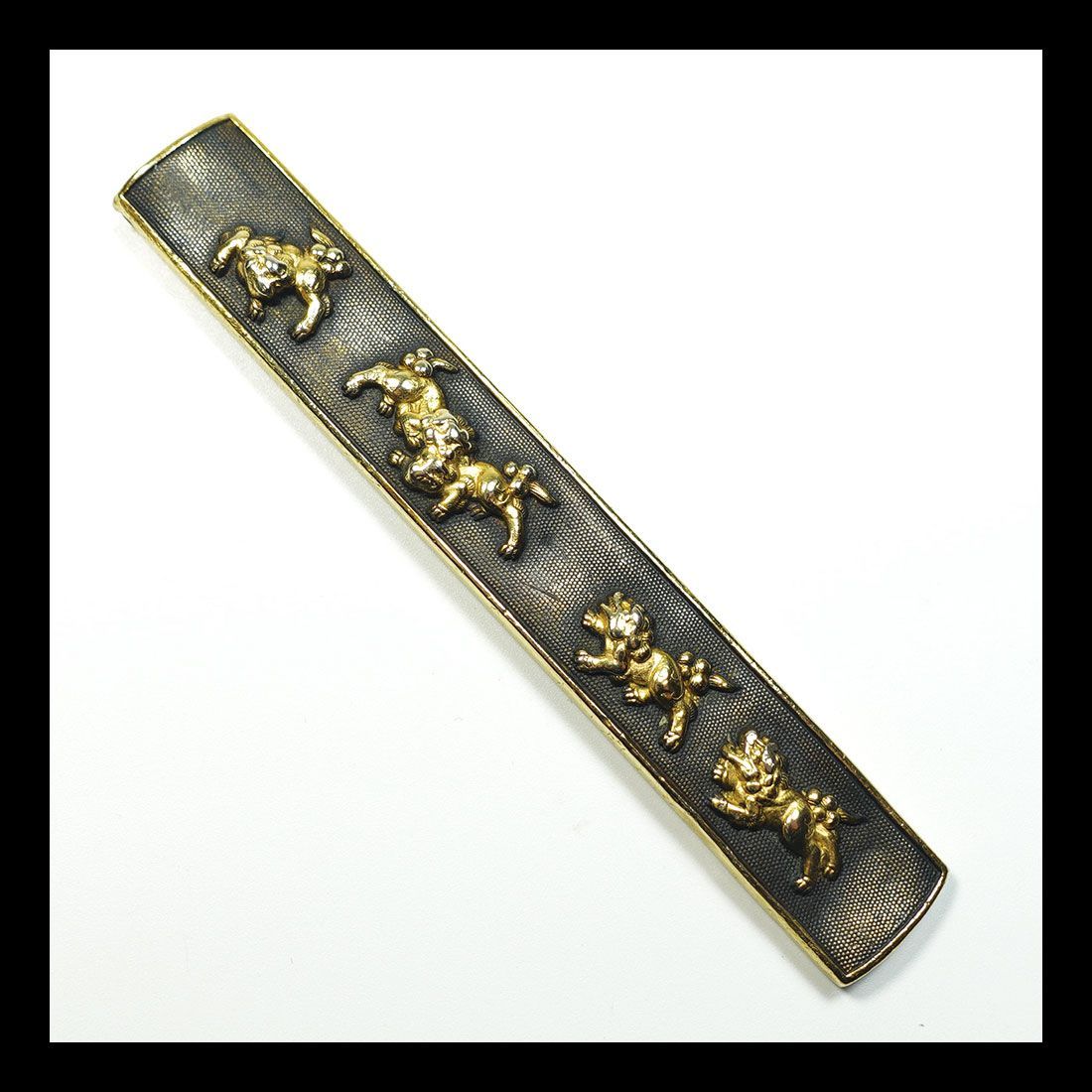 ☆赤銅魚子地 五疋獅子図小柄 無銘 高肉彫 毛彫 金色絵 裏哺金 五匹