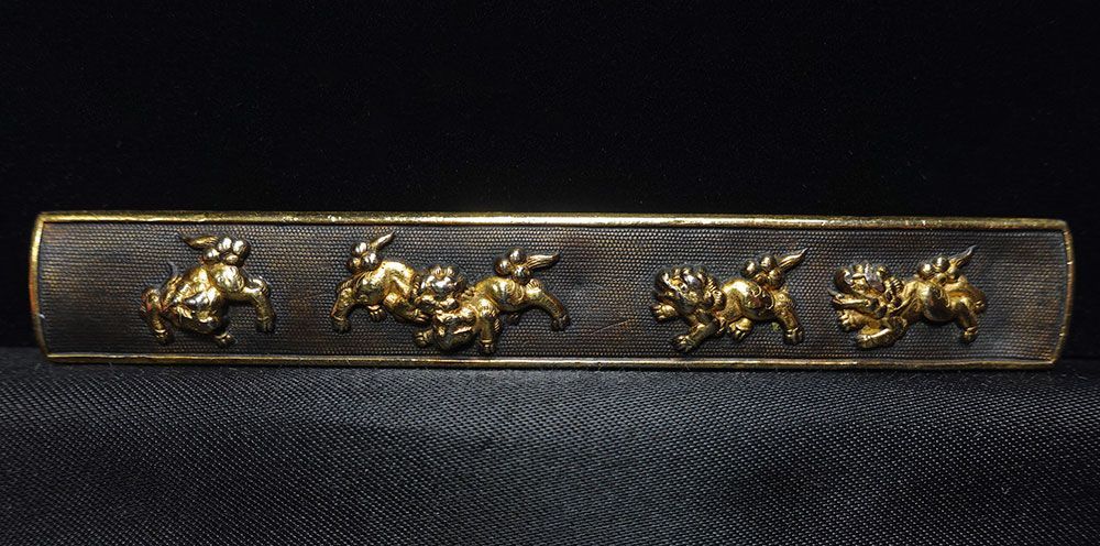 ☆赤銅魚子地 五疋獅子図小柄 無銘 高肉彫 毛彫 金色絵 裏哺金 五匹