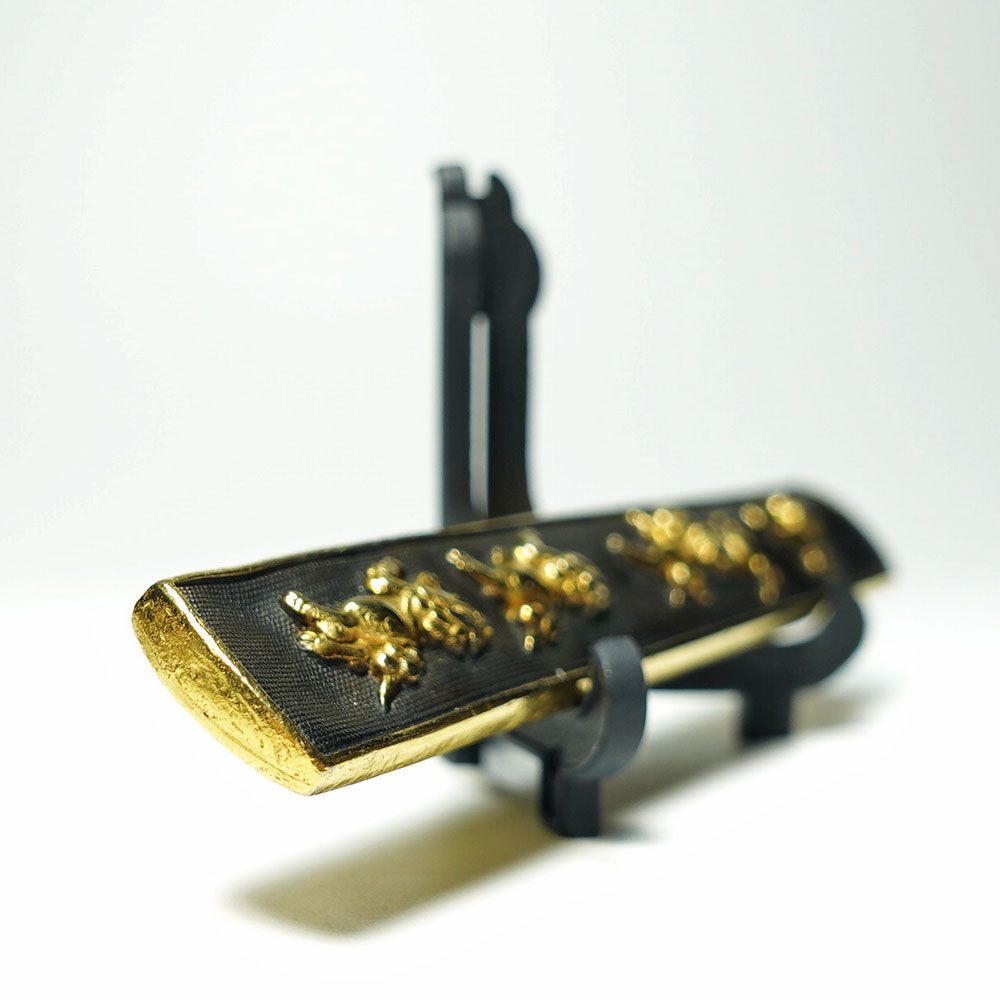 ☆赤銅魚子地 五疋獅子図小柄 無銘 高肉彫 毛彫 金色絵 裏哺金 五匹