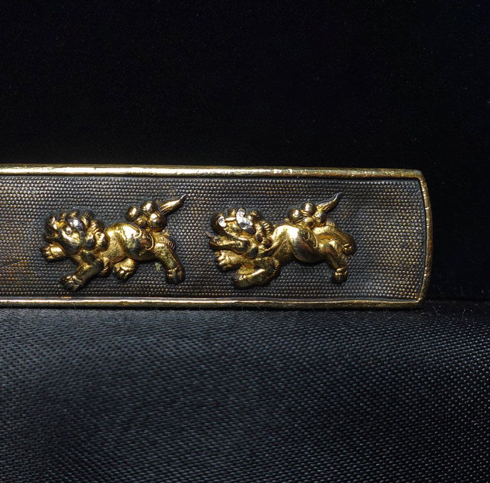 ☆赤銅魚子地 五疋獅子図小柄 無銘 高肉彫 毛彫 金色絵 裏哺金 五匹