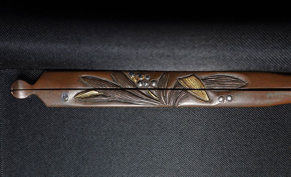 刀装具 劉海戲金蟾図小柄 勝寿在銘 四分一地 鋤出高彫 金銀象嵌色絵 化粧箱 刀装具 劉海戲金蟾図小柄 勝寿在銘 四分一地 鋤出高