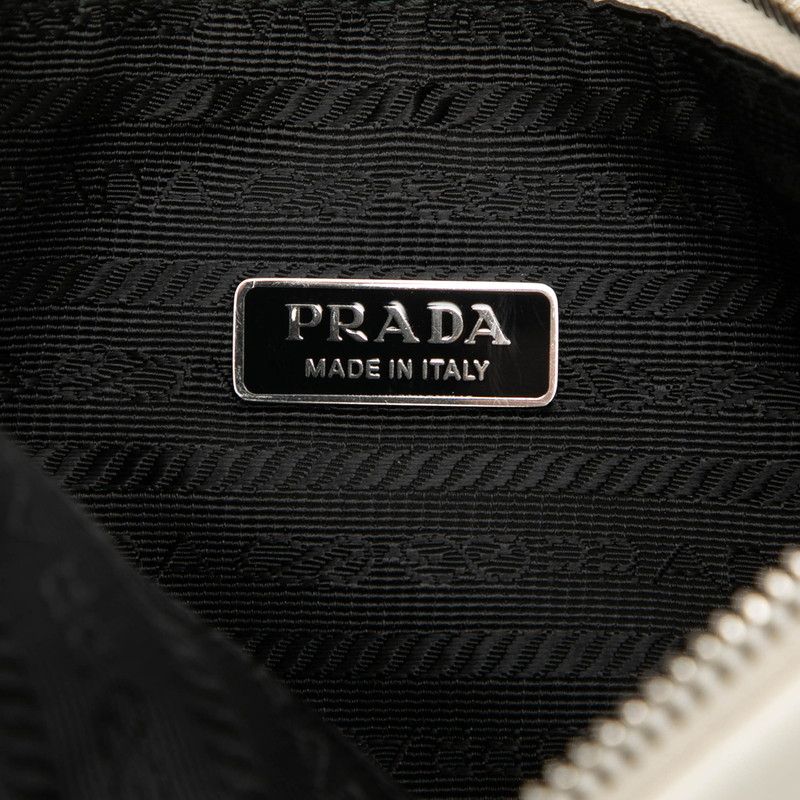 プラダ 三角ロゴプレート トライアングル 1NE039 ホワイト レザー