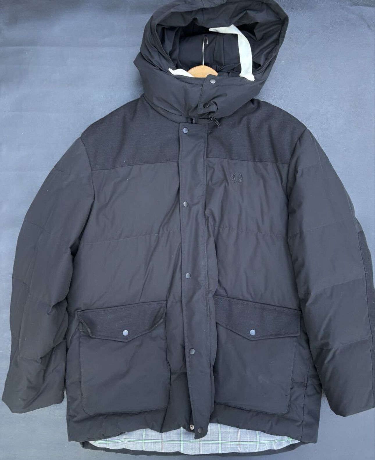 【未使用級55,000円】FRED PERRY ダウンジャケットF2610 L 美品 定価55,000円 FREDPERRY フレッドペリー ダウン ジャケット 刺繍