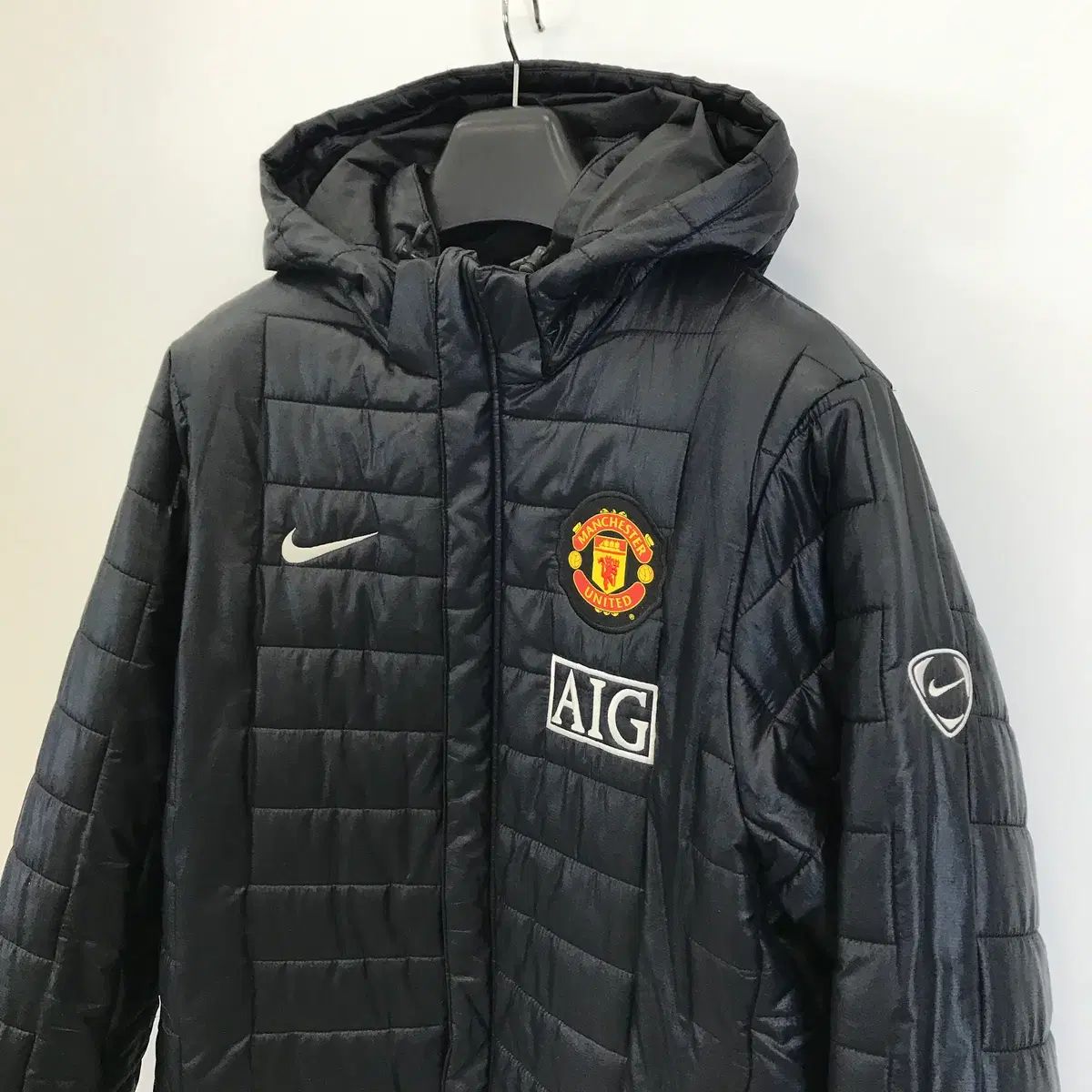 Nike マンチェスターユナイテッド　中綿ダウンジャケット Mサイズ ナイキ 00s マンチェスター・ユナイテッド 軽量ダウン 100 - メルカリ