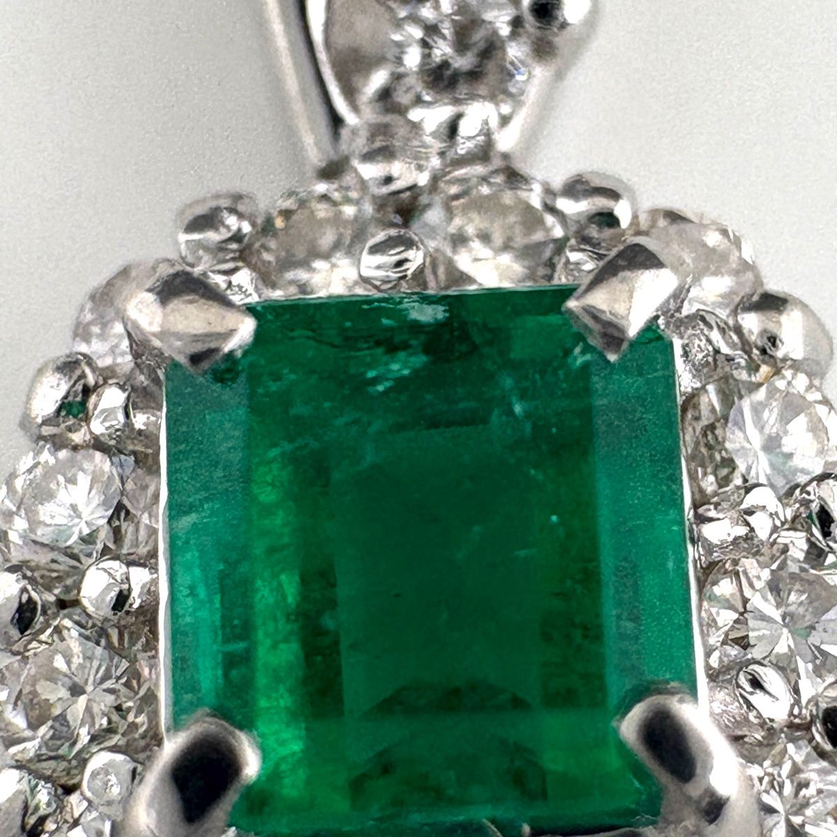 エメラルド ペンダントトップ プラチナ メレダイヤ ペンダントトップ