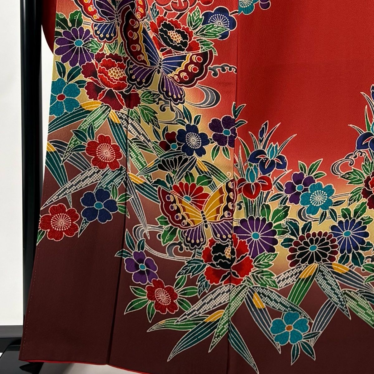 美品】 振袖 身丈166cm 裄丈64cm M 袷 草花 蝶 染分け ぼかし 赤 正絹