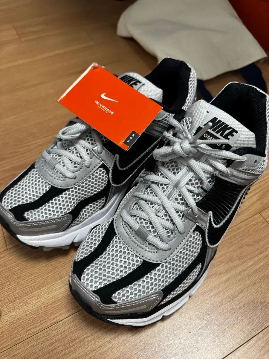 NIKE ナイキ 新 ズーム ボメロ5 メタリックシルバー ブラック 260