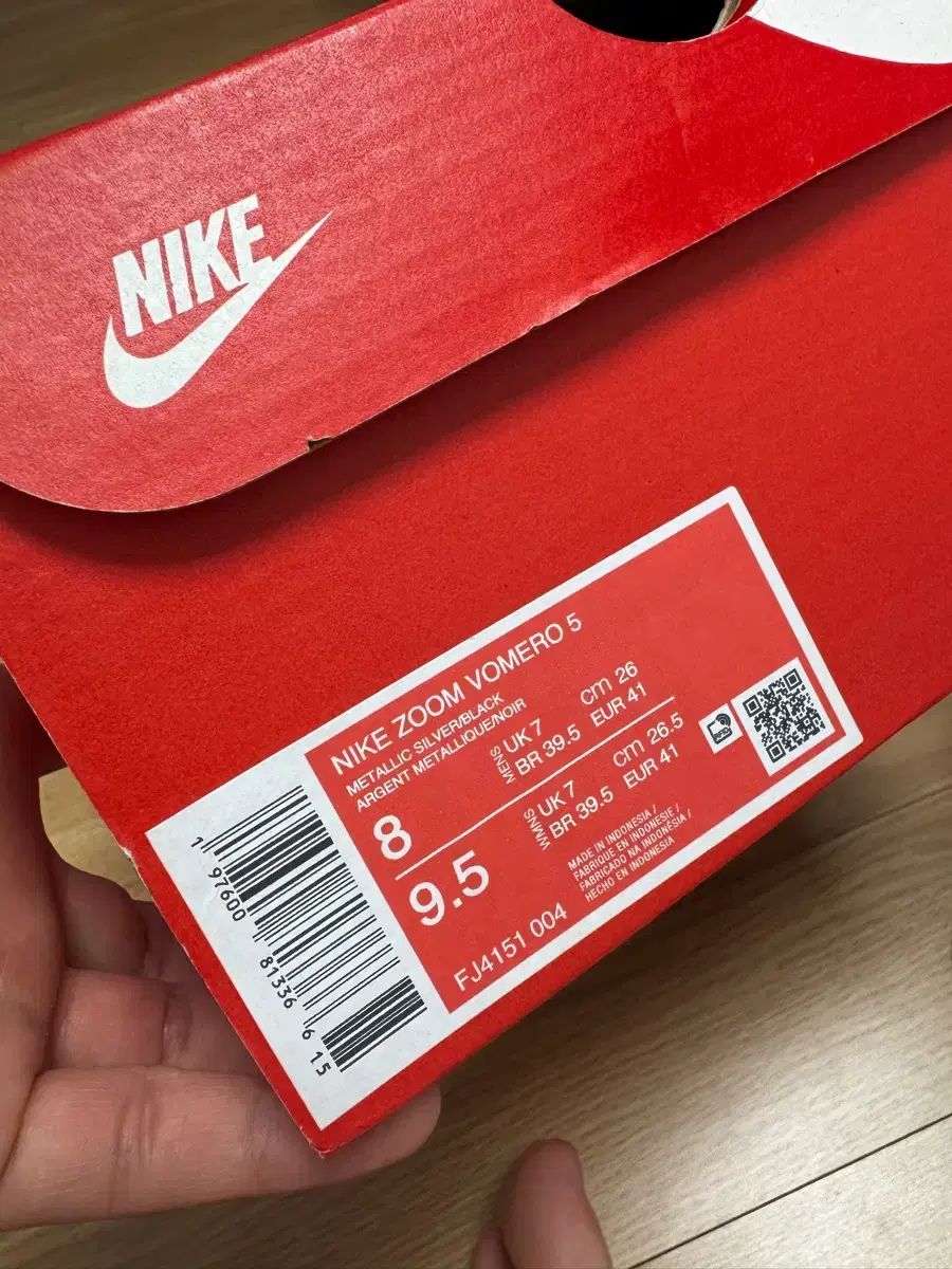 NIKE ナイキ 新 ズーム ボメロ5 メタリックシルバー ブラック 260