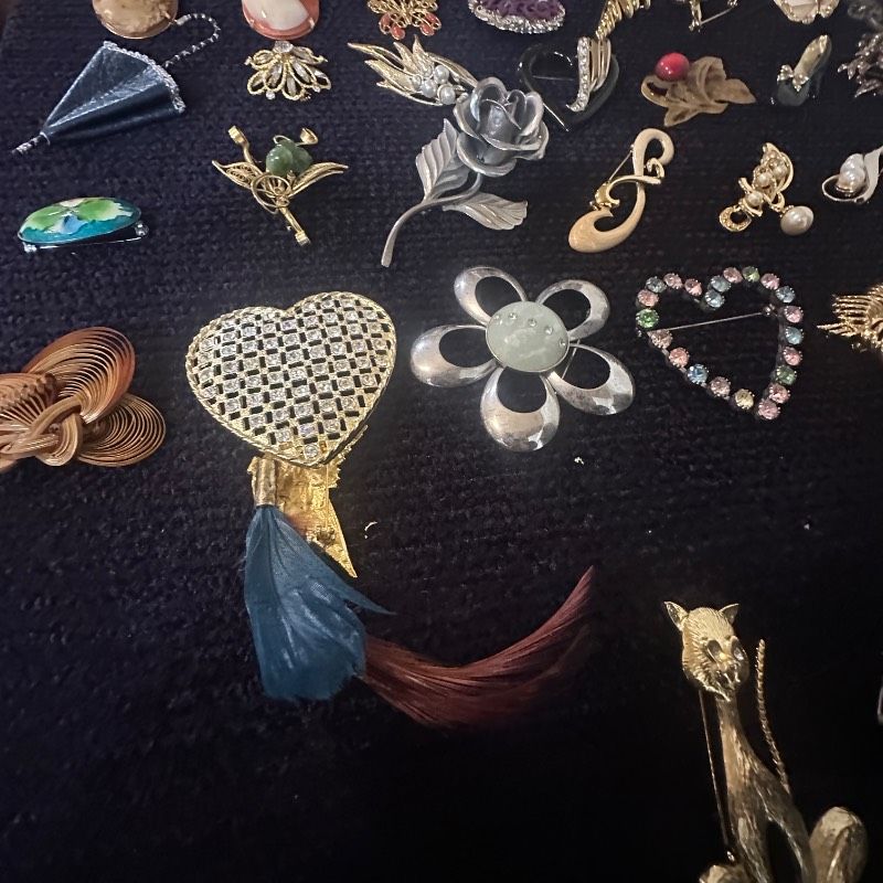 vintage】ブローチ まとめ売り 大量 150点+おまけ GT-BR57 - メルカリ