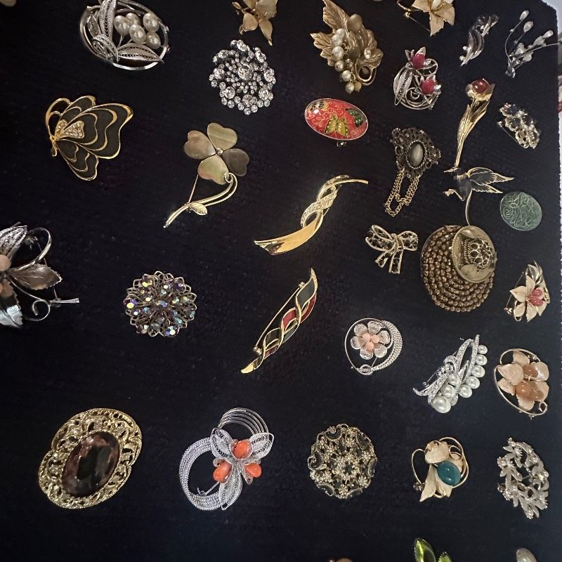 【vintage】ブローチ　200点　大量　まとめ売り vintage】ブローチ まとめ売り 大量 150点+おまけ GT-BR57 - メルカリ