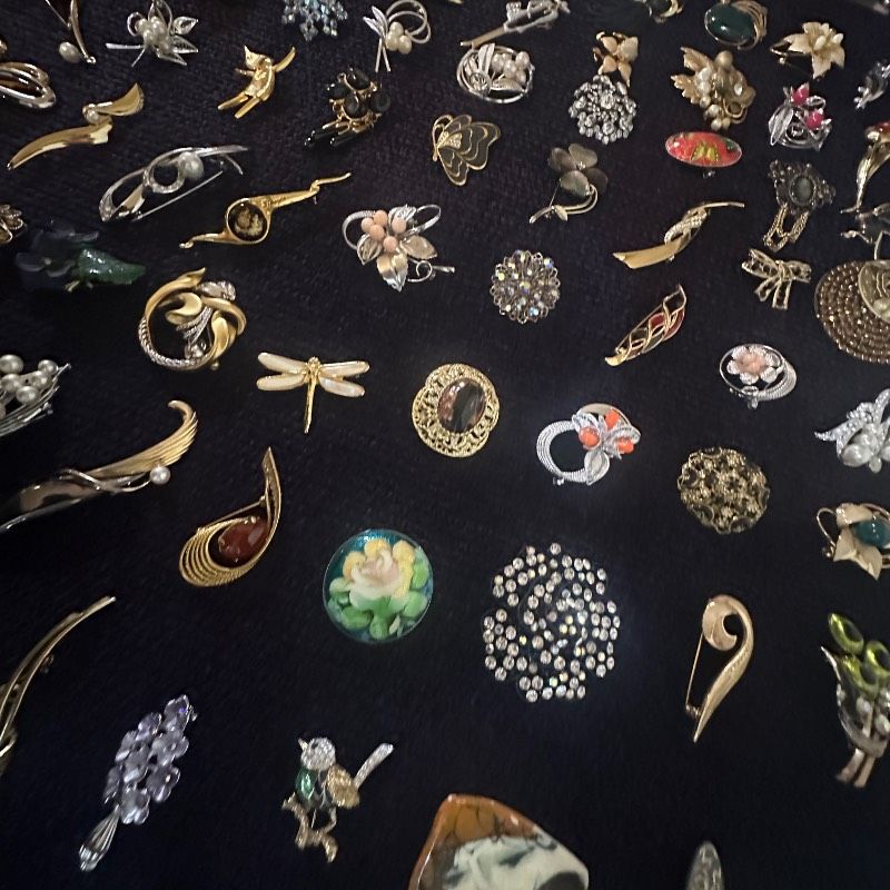 vintage】ブローチ まとめ売り 大量 150点+おまけ GT-BR57 - メルカリ