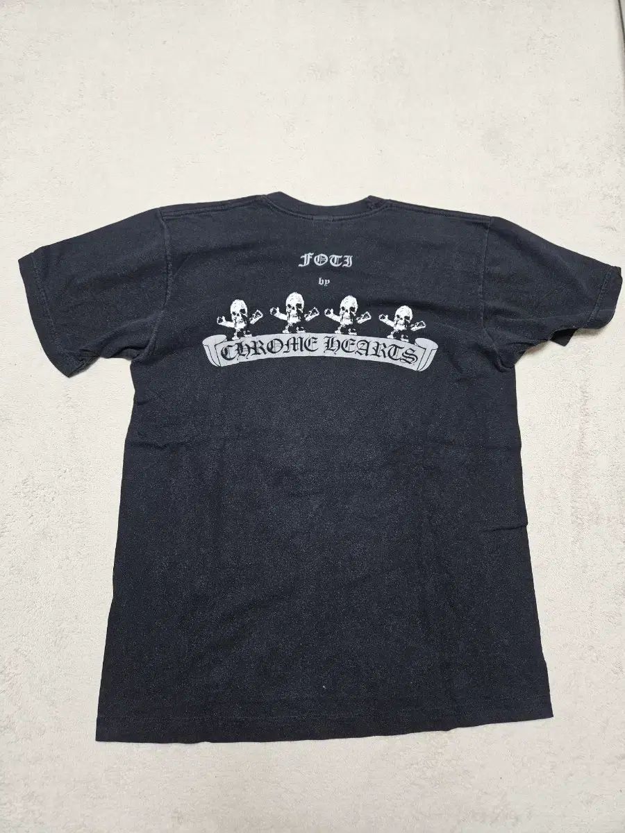 M クロムハーツ ポティ スクロールラベル Tシャツ 【公式通販】