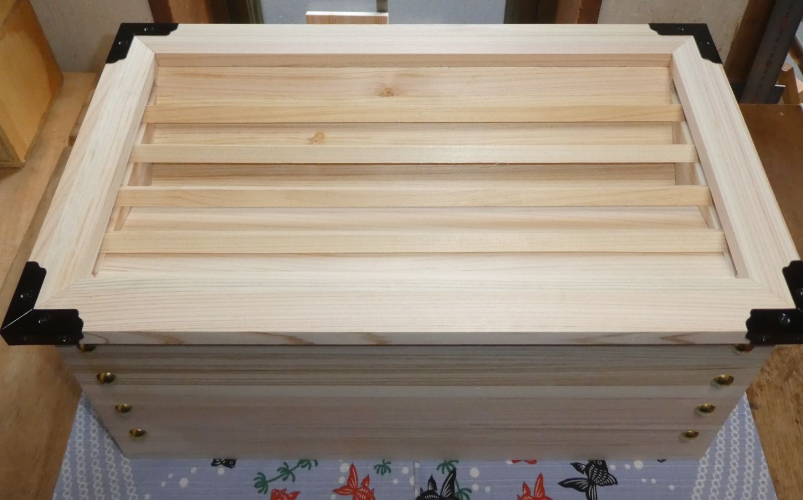 特別品 　開運　賽銭箱（桧）大　外枠・格枠付　金鋲　３９ 特別品 開運 賽銭箱（桧）大 外枠 格子付 金鋲 39 【公式通販】