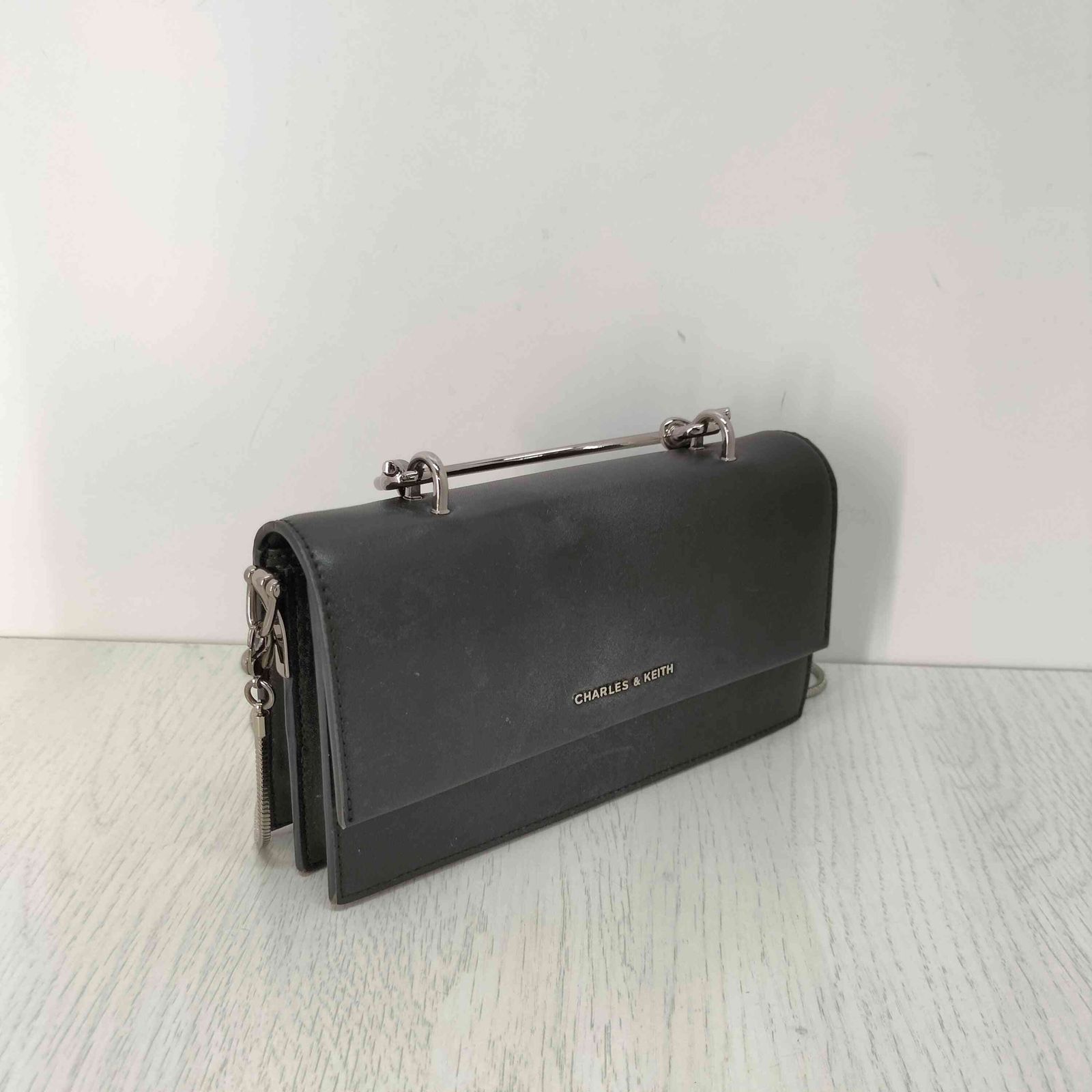 チャールズアンドキース CHARLES&KEITH スカルプチュアルハンドル