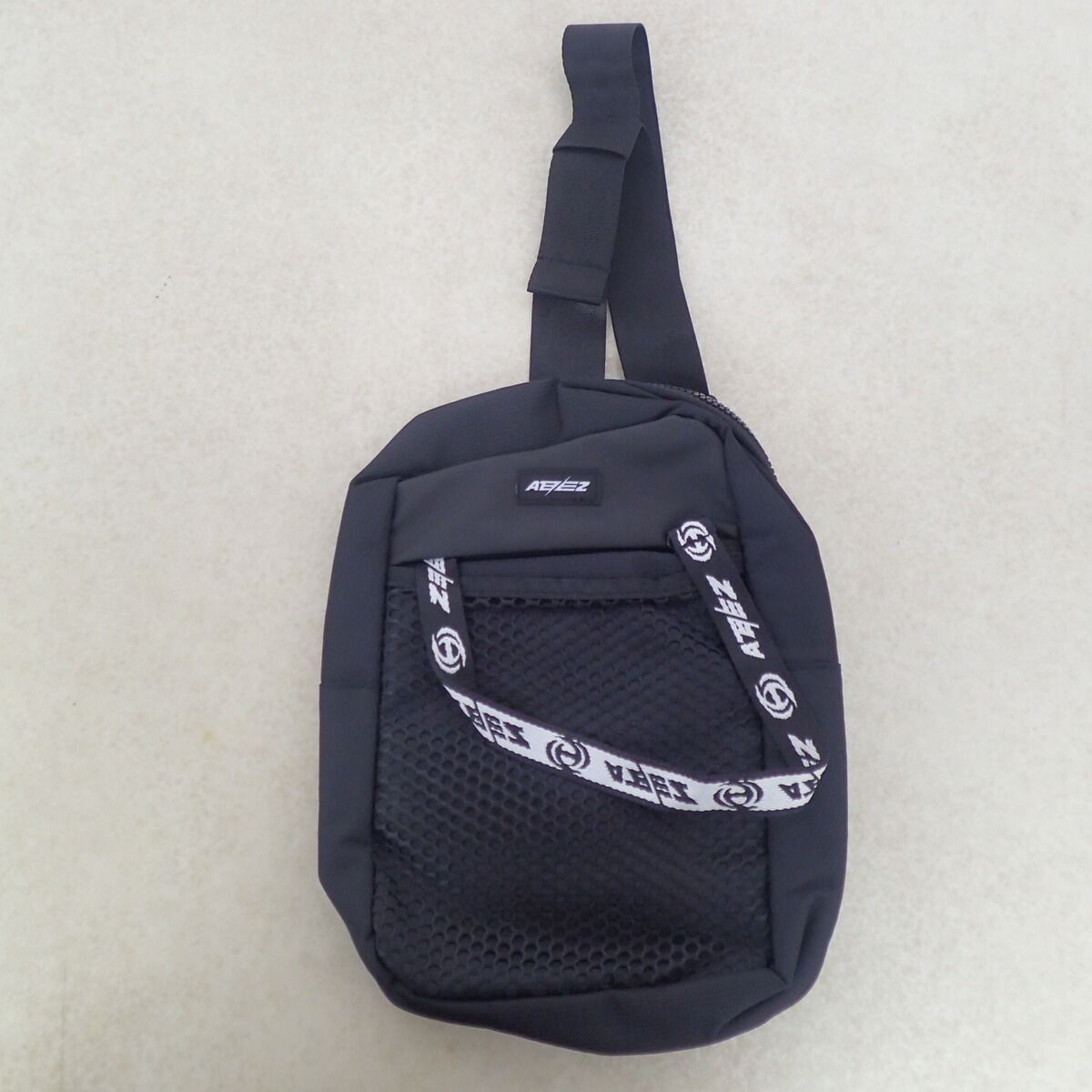 ATEEZ OFFICIAL LIGHTINY SLING BAG【IO - メルカリ