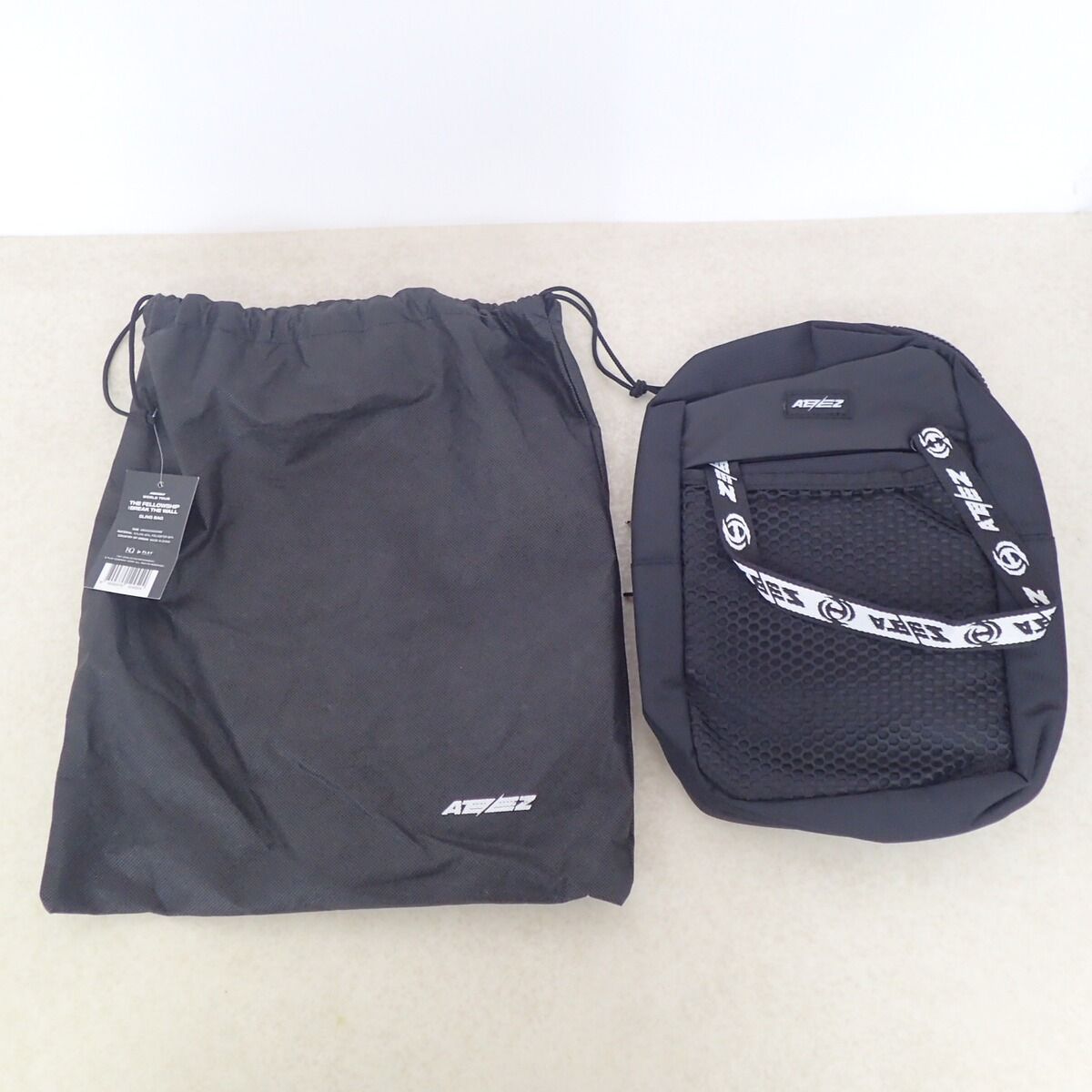 ATEEZ OFFICIAL LIGHTINY SLING BAG【IO - メルカリ