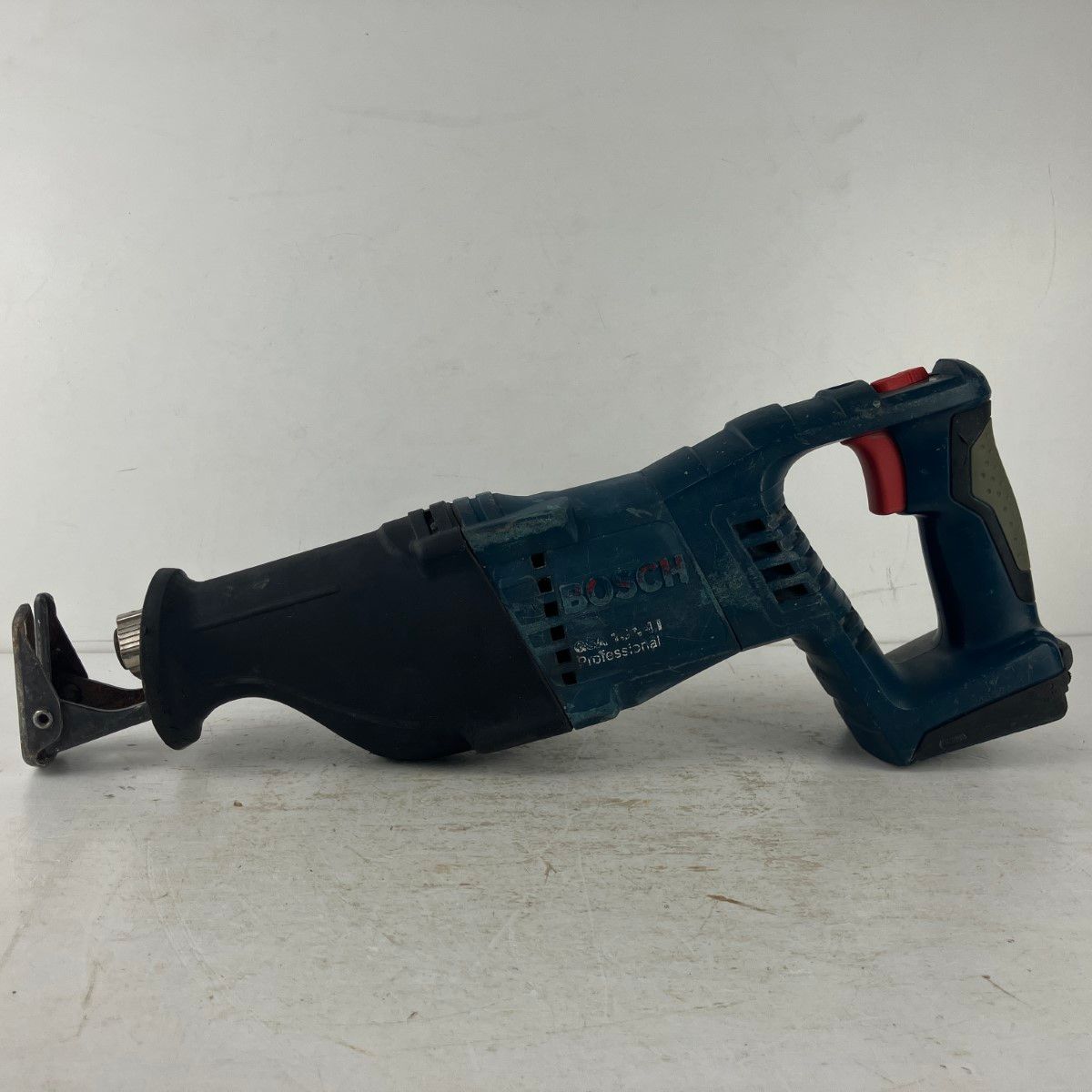 ЗЗBOSCH ボッシュ 18 v コードレスセーバーソー バッテリーx 2 充電器 ケース付 GSA V-LI ネイビー